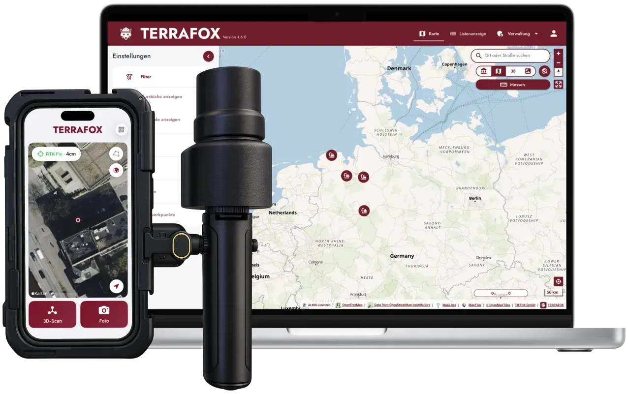 Terrafox App auf dem iPhone neben RTK-Antenne und Web-Portal auf dem Laptop
